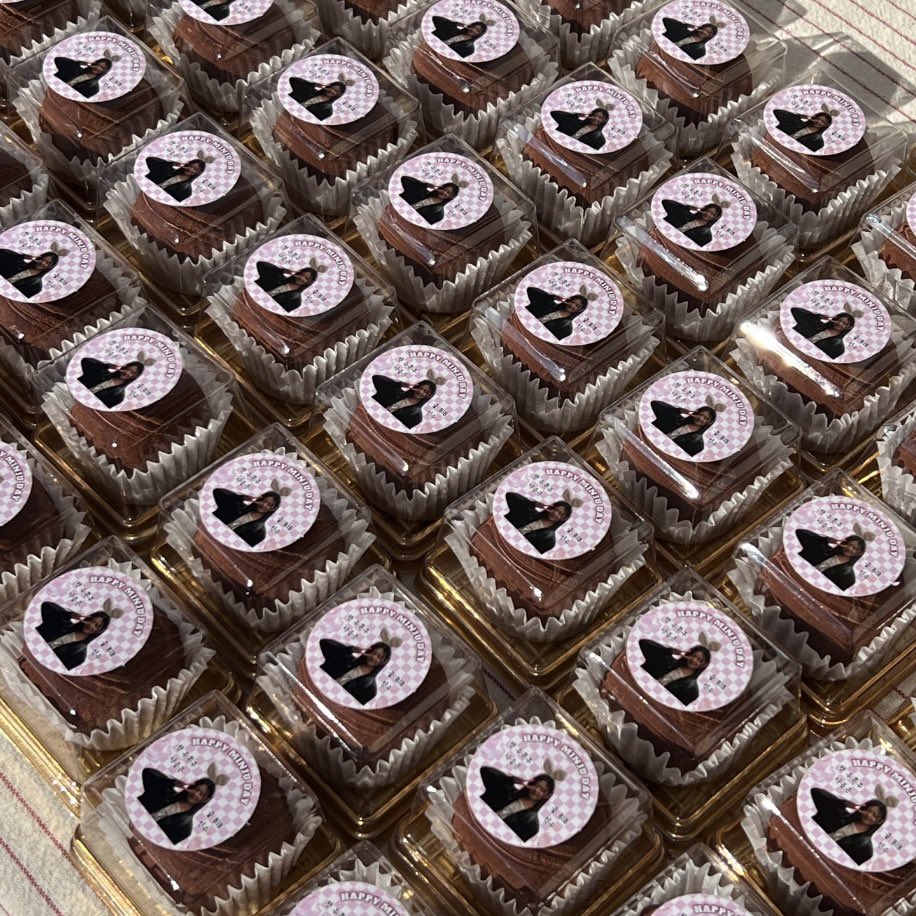 summerwish0205's tweet image. 260203 드라마 “뷰티 인 더 비스트” 커피차 서포트🚚

민주생일 앞두고 커피차를 준비했습니다 ☕️ 
울민주 두쫀쿠 부자가 되여서 뿌듯😎 
달달구리 먹고 힘내자🫶🏻
민수🐺와 B.I.B팀 빠이팅💪🏻 

함께 해주신 밍들레언니 친구들 너무너무 감사합니다🤍 
@moosina007 
@boss_1024 
@HaCat0719  

#김민주