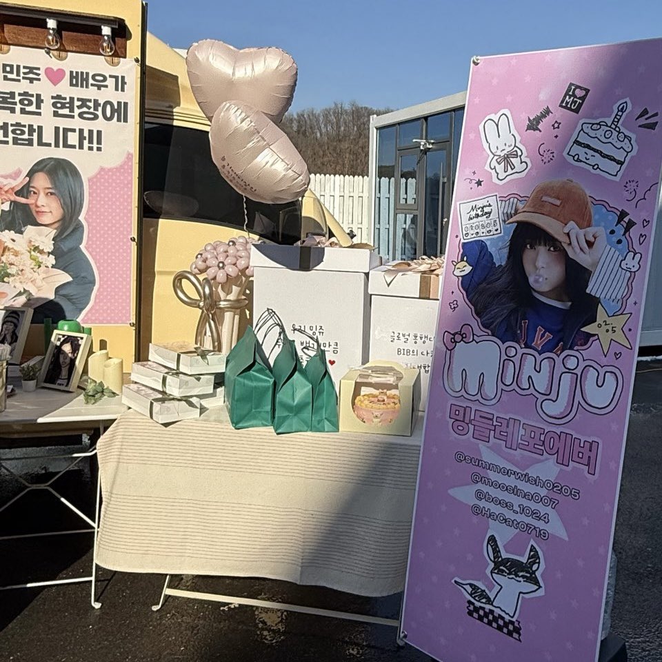 summerwish0205's tweet image. 260203 드라마 “뷰티 인 더 비스트” 커피차 서포트🚚

민주생일 앞두고 커피차를 준비했습니다 ☕️ 
울민주 두쫀쿠 부자가 되여서 뿌듯😎 
달달구리 먹고 힘내자🫶🏻
민수🐺와 B.I.B팀 빠이팅💪🏻 

함께 해주신 밍들레언니 친구들 너무너무 감사합니다🤍 
@moosina007 
@boss_1024 
@HaCat0719  

#김민주