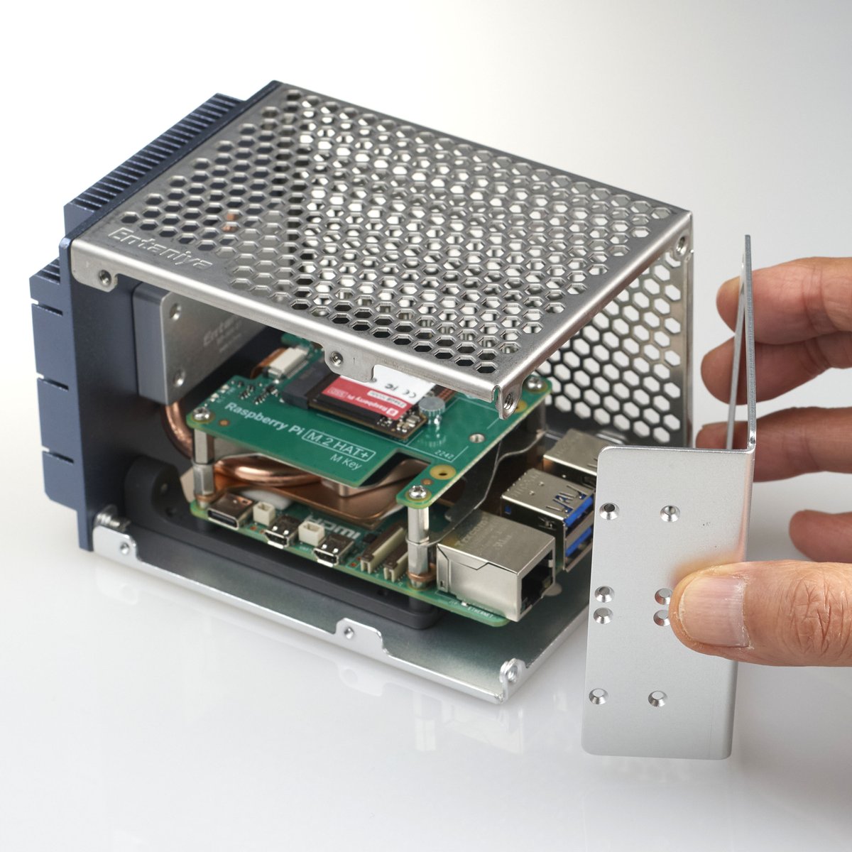 A stainless steel case with a honeycomb structure designed to house a Raspberry Pi.
It combines excellent ventilation and rigidity, and can be used together with a heatpipe cooler.
The product is now also available for purchase through Digi-Key.

digikey.com/en/products/de…