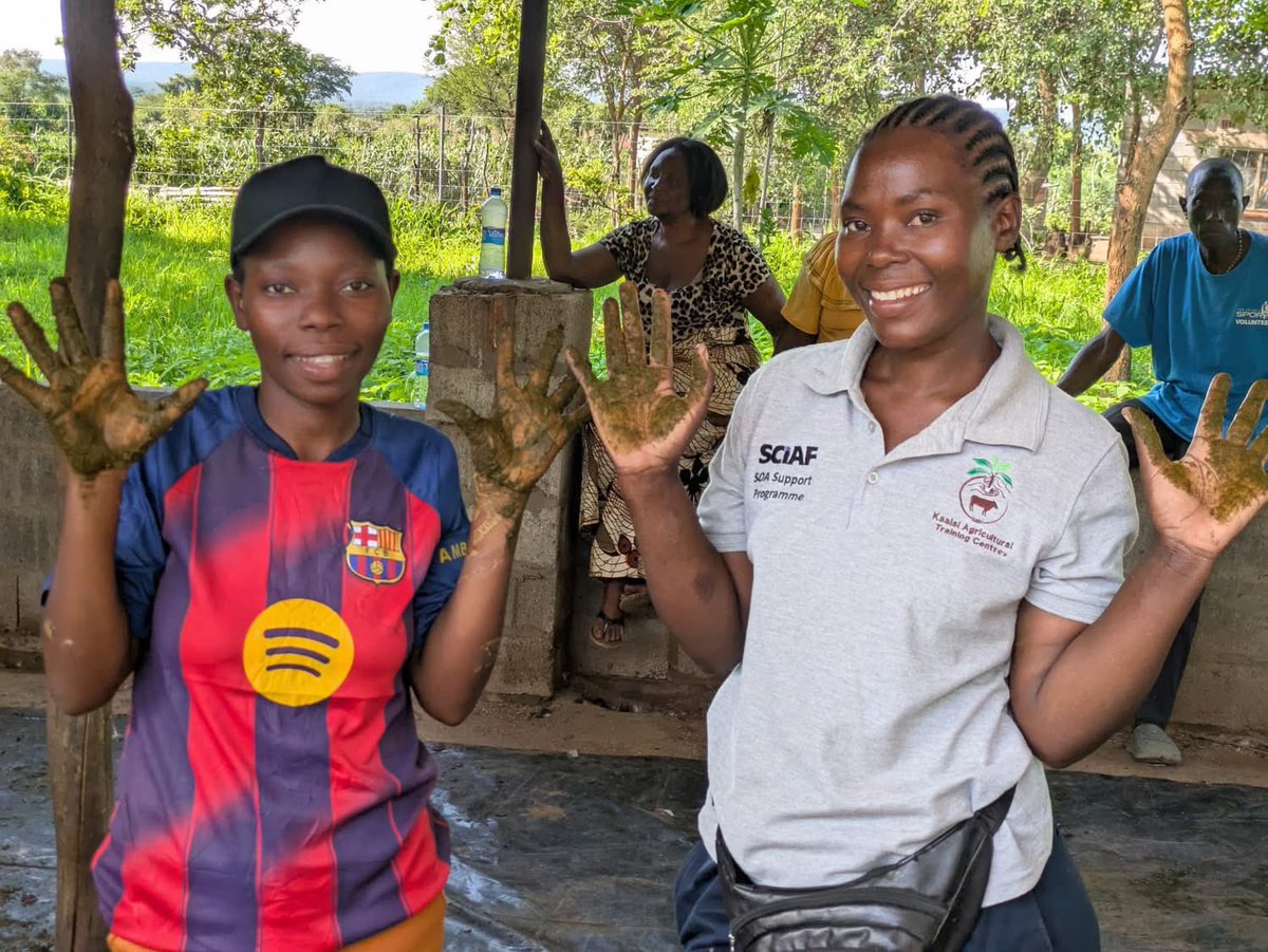 sapjesuitsje's tweet image. At #KATC learning #SustainableAgriculture is getting hands dirty. Practical, participatory training equips farmers with organic skills—composting &amp;amp; #SeedSaving, soil health &amp;amp; natural pest control—helping protect the environment. #foodsecurity #Agroecology #ClimateSmartAgriculture