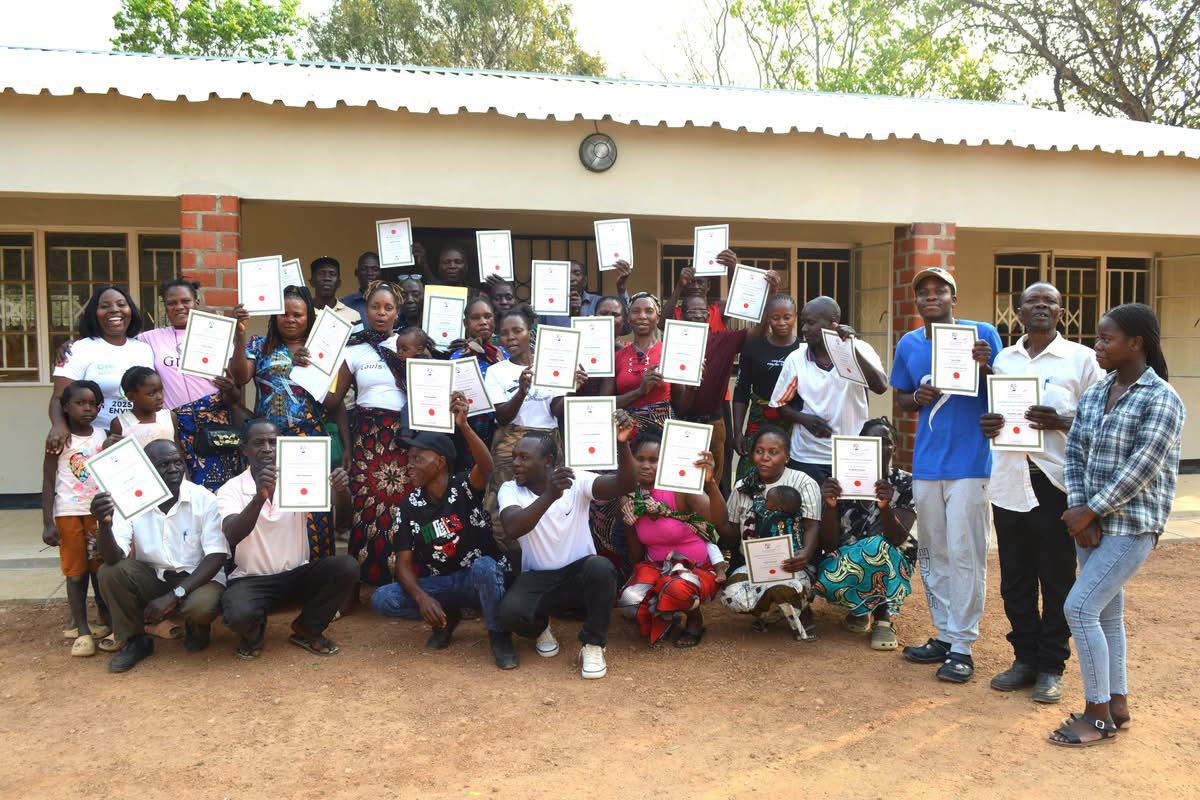 sapjesuitsje's tweet image. At #KATC learning #SustainableAgriculture is getting hands dirty. Practical, participatory training equips farmers with organic skills—composting &amp;amp; #SeedSaving, soil health &amp;amp; natural pest control—helping protect the environment. #foodsecurity #Agroecology #ClimateSmartAgriculture
