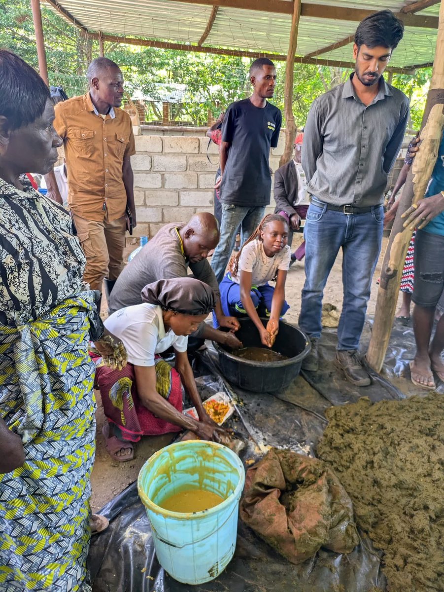 sapjesuitsje's tweet image. At #KATC learning #SustainableAgriculture is getting hands dirty. Practical, participatory training equips farmers with organic skills—composting &amp;amp; #SeedSaving, soil health &amp;amp; natural pest control—helping protect the environment. #foodsecurity #Agroecology #ClimateSmartAgriculture