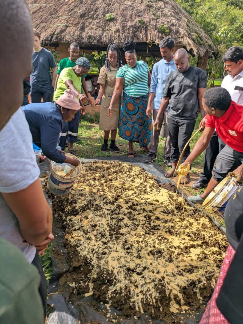 sapjesuitsje's tweet image. At #KATC learning #SustainableAgriculture is getting hands dirty. Practical, participatory training equips farmers with organic skills—composting &amp;amp; #SeedSaving, soil health &amp;amp; natural pest control—helping protect the environment. #foodsecurity #Agroecology #ClimateSmartAgriculture