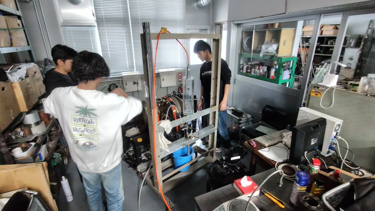 パルスジェット 班は燃焼室内の脈動を可視化するため装置をシュリーレン 光学系の光路上へ移動。高速度撮影を行い密度差で脈動の観察を企図するも上手く観察できず。計算上の流量から大幅に外れていた可能性があるため確認を。インテーク、エグゾーストパイプ径の変更で対応できる範囲かどうか