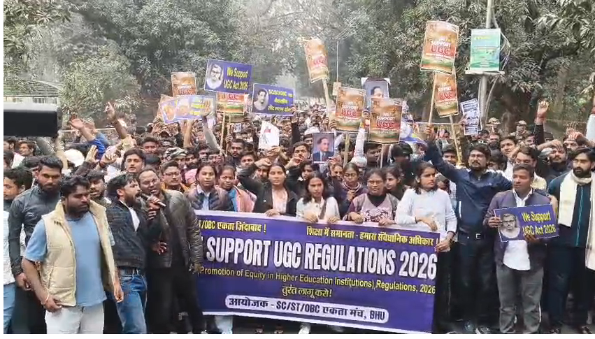 bstvlive's tweet photo. वाराणसी : यूजीसी बिल को लेकर BHU में प्रदर्शन

➡UGC बिल को लागू करवाने की मांग
➡OBC और SC -ST छात्रों ने किया प्रदर्शन
➡विवि स्थित विश्वनाथ मंदिर के पास प्रदर्शन
➡प्रदर्शन को लेकर भारी पुलिस बल तैनात

#Varanasi #UGCBill #BHUProtest https://t.co/BykmPfvMb1