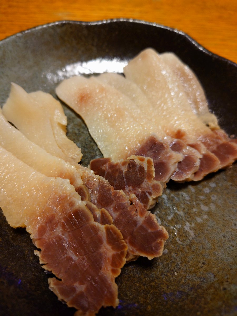ramukao's tweet photo. 今晩は泉銀謹製クジラベーコンと自家製ベーコンの食べ比べです。手前が自家製。結論は泉銀謹製が圧倒的に美味い。塩加減は同等ですが柔らかさが段違い。火入れの温度と時間の差ですかね。まだまだ修行が足りませんが伸びしろと考えて楽しみます。　#泉銀 https://t.co/xnoZMY0lsQ