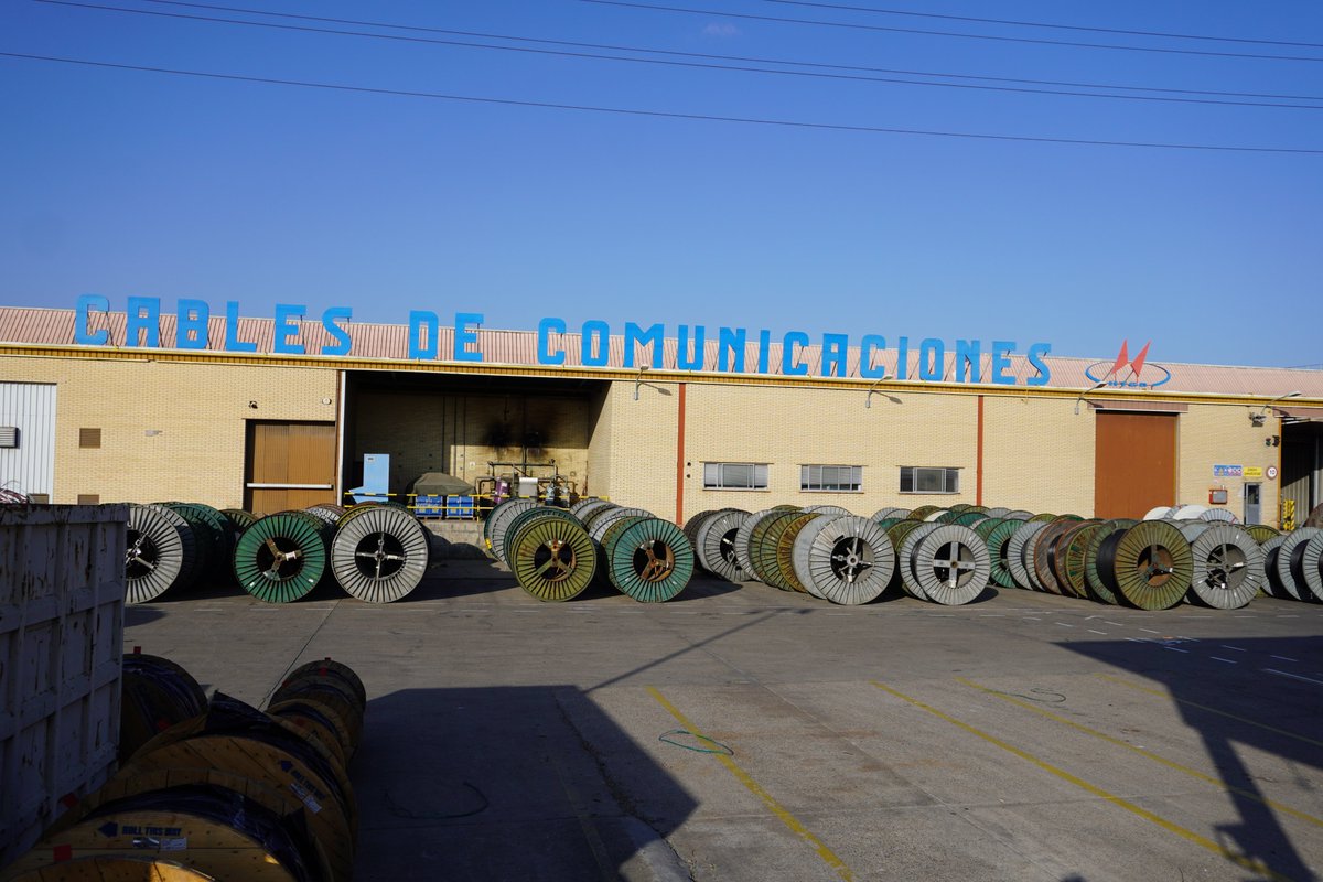 En planta, la fiabilidad depende tanto de las personas como de las máquinas. Por eso, implementamos mantenimiento predictivo, utilizando sensores que monitorizan vibraciones, consumos y temperatura en equipos críticos.