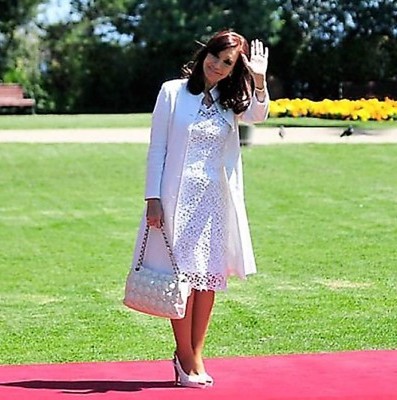 alicfka's tweet photo. #BuenMartes Que orgullo de presidenta teníamos!! No la merecíamos. Era mucho lujo para este país de oppas 
#CristinaLibre 
Ahí en Olivos hoy pusieron un chancho y su chiquero . Así nos va https://t.co/YJq8giHOCx