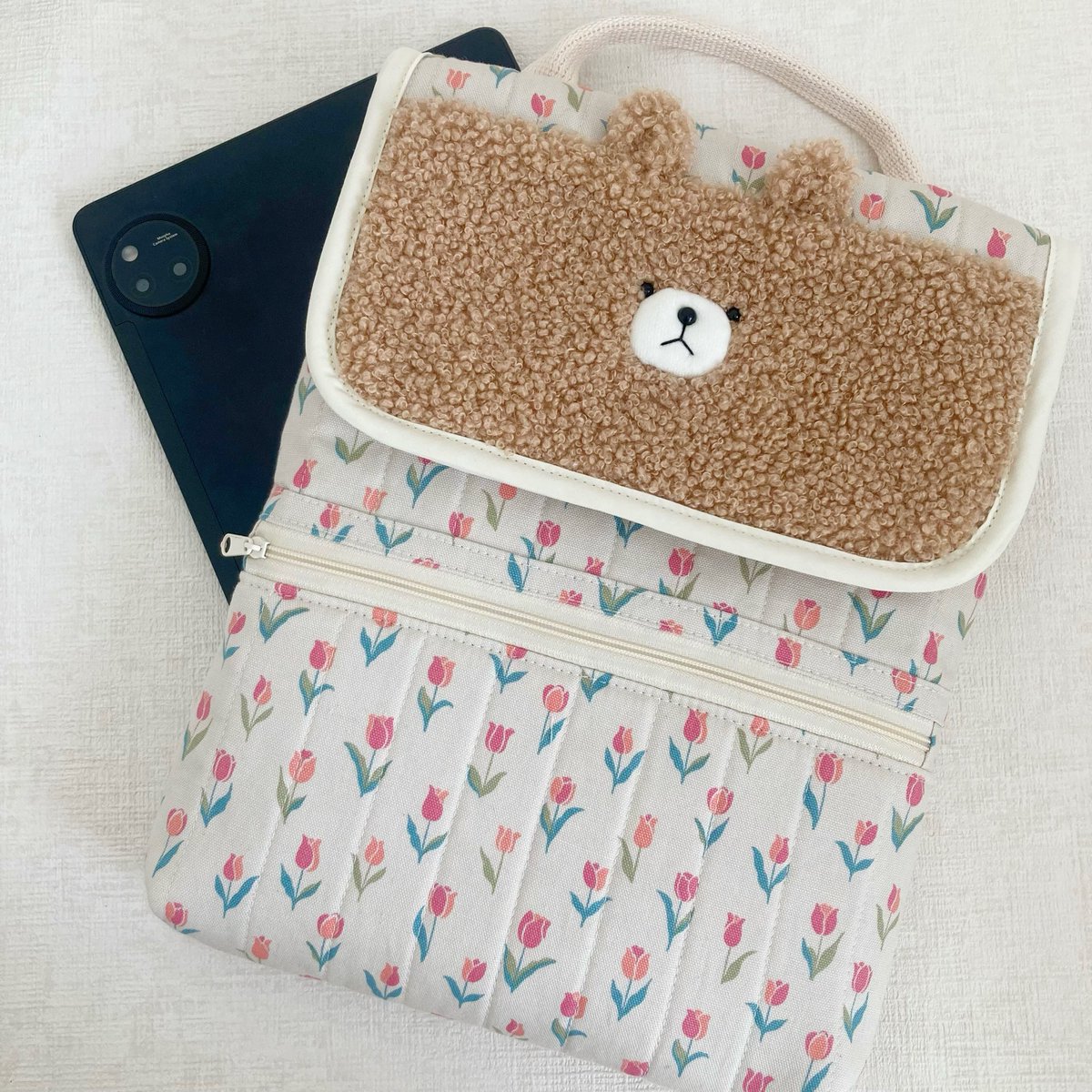 年末に作ったまま
まだ販売できてなかったタブレットケース🧸
.
キルト芯に加えて裏地には
クッション性のあるメッシュ生地を
使いました💡
.
小学校でのタブレット学習用は
もちろん大人の方にも🌷
.
もうひと型見開きケースも作ったので
一緒に今週くらいに販売開始します🛒
.