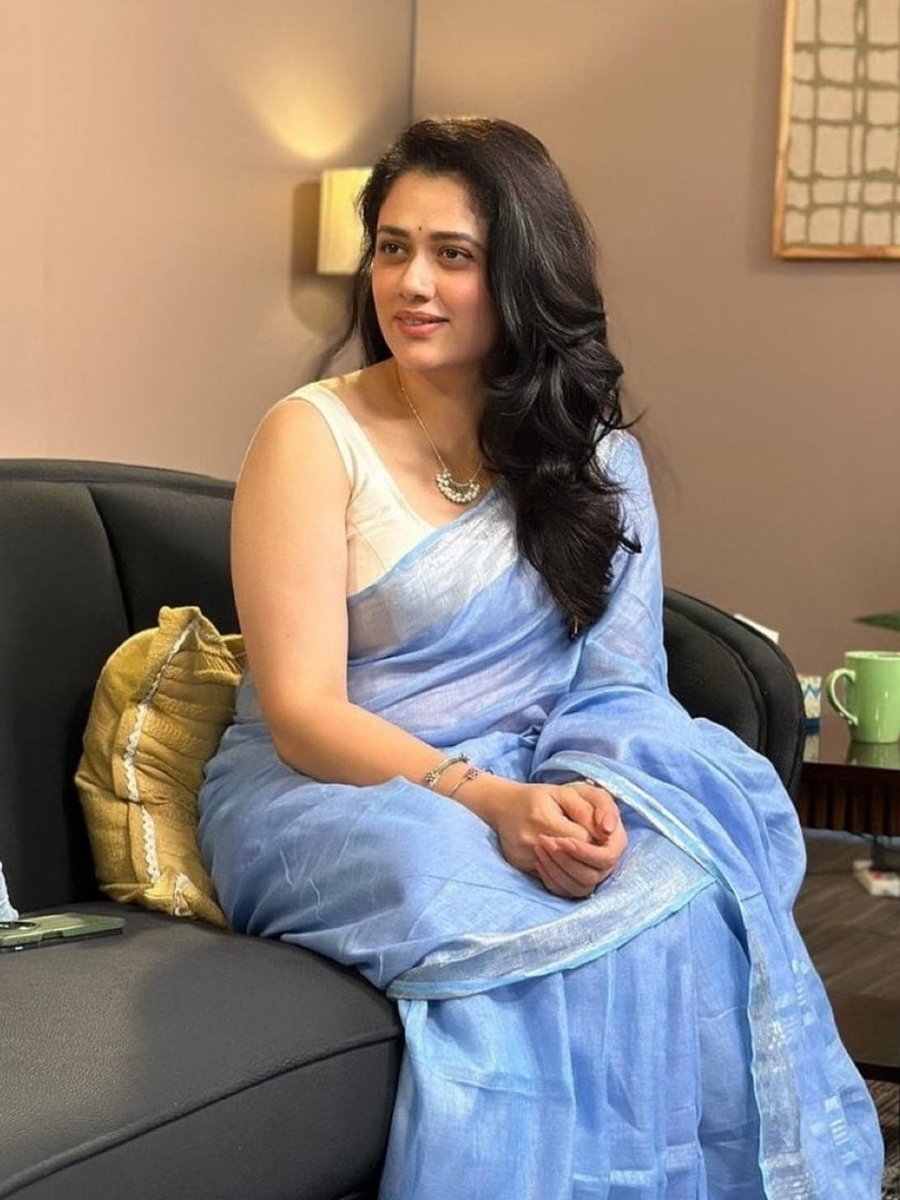 VeerooYada39822's tweet photo. "सौरभ द्विवेदी" और "गिरिजा ओक" की नजदीकियां बहुत बढ़ गई है।

इन दोनों के बीच इश्क मोहब्बत चल रहा है।
"द लल्लनटॉप" The Lallantop न्यूज़ चैनल द्विवेदी जी ��स महिला के चक्कर में ही छोड़ा है।

सौरभ द्विवेद्वी ने बहुत ही काम टाइम में गिरिजा जी का दो बार इंटव्यू लेना उस इंटरव्यू में रोमांटिक सवाल मुझे तो उसी टाइम लग गया था।....see more