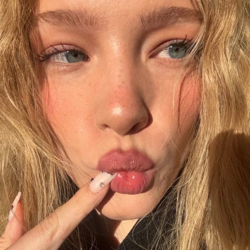 MIPADREESMIO's tweet photo. 𝐁𝐔́𝐒𝐐𝐔𝐄𝐃𝐀 𝐃𝐄 𝐏𝐄𝐑𝐒𝐎𝐍𝐀𝐉𝐄. 
 
—— 〝  pj fem. 
—— 〝  fc sugerido 〟Clara pdm. 
—— 〝  hija de Alexandre LeBlanc y Gabrielle Delacour. 
—— 〝  edad 〟15-17. 
—— 〝  actividad
—— 〝 ғʀᴇᴇʀᴏʟ ⧽ ᴛʀᴀᴍᴀ ᴇɴ ᴍᴅ

✧. ╱    ʀᴛ. ↺ ᴍɢ. https://t.co/zhqbyOXqlN