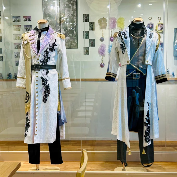 フォロワーさんと2.5茶屋行ってきました 花影の長義と長谷部の2部衣装展示されててテンションあがりました、花影の長義の2部衣装大好きだからめちゃくちゃ嬉しい… テイクアウトのクリアカード伯仲自引きしてハピでした ヤッター