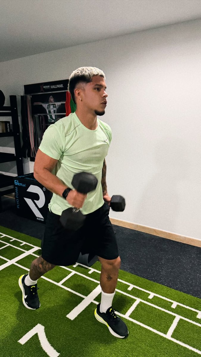 InformaBetisWeb's tweet photo. Cucho Hernández sigue con la evolución de su lesión #RealBetis #Cuchito #Parcero https://t.co/Zn9Vh84VjP