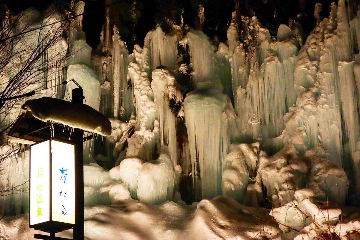 本日より特別イベント【青だる氷の散歩道ライトアップ】がスタートしました🔦✨

寒い奥飛騨の夜をふわりと照らす幻想的な氷の散歩道は、19:30〜21:00 までの間お楽しみいただけます❄️

※足元が滑りやすいため、冬用の靴でお越しください👢
※日帰りでお越しの方は、登山用駐車場をご利用ください🚗