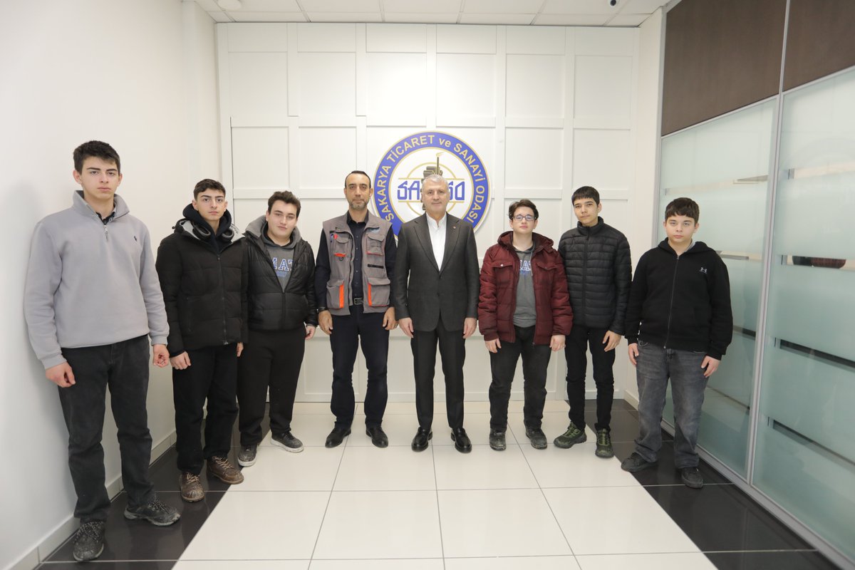 akgunaltug1's tweet photo. Odamız himayesindeki SATSO Motorlu Araçlar Teknolojisi Mesleki ve Teknik Anadolu Lisemizin bünyesinde çalışmalarını yürüten Atabey İHA Takımı Danışman Öğretmenimiz Mahmut İnce ve kıymetli öğrencilerimizi Odamızda konuk ettik; kendilerine teşekkür ediyorum.

Çalışmalarını, projelerini ve fikirlerini dinledik. Ülkemizin dünyada en iyi olduğu İHA konusunda Odamız himayesinde lisemizin de aktif çalışma yapması bizleri her zaman gururlandırmıştır. 

Başarı için mücadele ettikleri yolda biz de her zaman genç yeteneklerin destekçisi olarak yanlarında olmaya devam edeceğiz.
