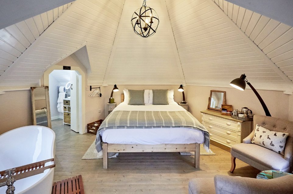 Boost your staycation ROI. ⛺ High-quality, durable glamping pods for year-round bookings. Don't settle for cheap timber. hubs.la/Q03-xH8q0 #GlampingUK #Tourism #Logspan #Hospitality