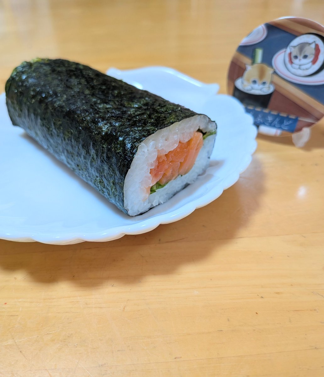 Saemashiro's tweet photo. 恵方巻きうまうま(*´༥`*) https://t.co/UlpjZzPP9P