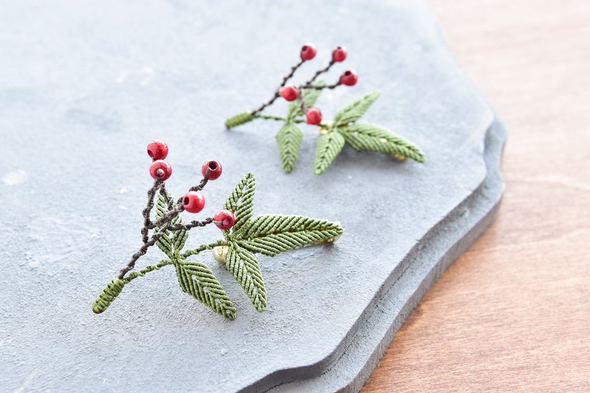 南天のブローチ 冬につける赤い実と緑の葉の対比が美しい南天。そんな