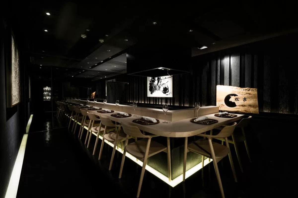 「求人を出しても人が来ない」と嘆く前に、店の内装を見てください。

働くスタッフだって、自分のキャリアが輝く「映える場所」で働きたいんです。

秋葉原の『M2』。 5つ星ホテルの料理長と、最高級の松阪牛。