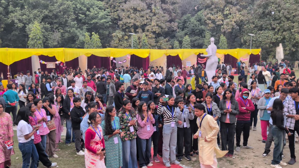 WBSC_BHU's tweet photo. Spring Carnival: Bahar-e-Basant 2.0, organized by the WBSC, celebrated student entrepreneurship and creativity with various stalls. Hon’ble VC Prof. Ajit Kumar Chaturvedi attended, with evaluations by Prof. Aruna Kumari, Prof. Madhu Tapadia, and Dr. Tarun Verma. https://t.co/mh7kvXdRtf