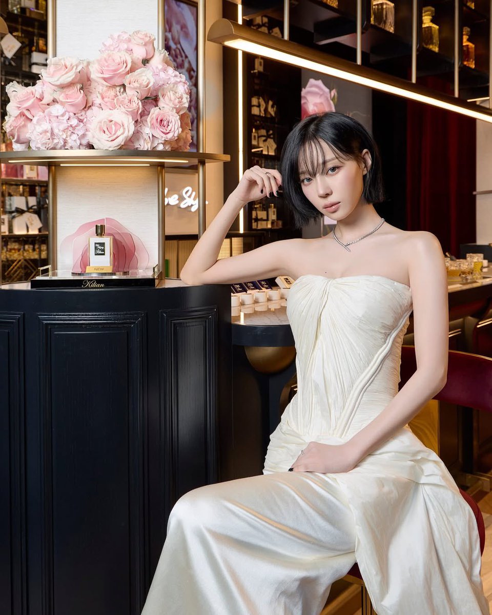 mjkmwntr's tweet photo. Kilian Paris’ Official Instagram posted WINTER

“To celebrate the opening of our new boutique in Seoul, Korea, in the vibrant Dosan area, KILIAN PARIS welcomes K-pop icon and Friend of the Brand @/imwinter to discover Her Majesty — the latest scent by @/kilianparis.

#KILIANPARIS #HERMAJESTY”