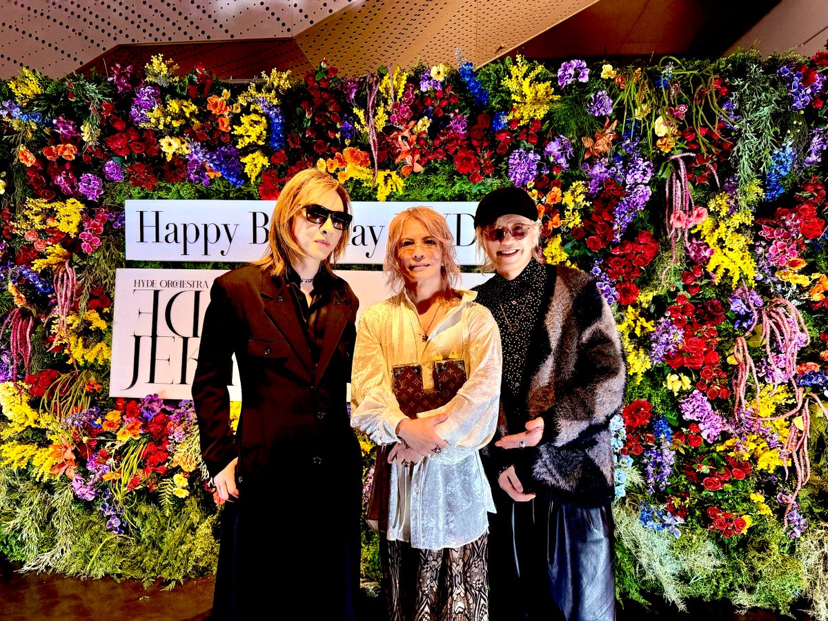 happy birthday day HYDE 🍾

素晴らしいライブでした✨

YOSHIKIさんとHYDEのRedSwanも最高でした。今年も2人は最強福輪内ですね😊

#YOSHIKI #HYDE #RedSwan #HYDEBIRTHDAY #井上文太<a href="/YoshikiOfficial/">Yoshiki</a> <a href="/HydeOfficial_/">Hyde</a> <a href="/BUNTAiNOUE/">画狂人 井上文太official 🐣</a>