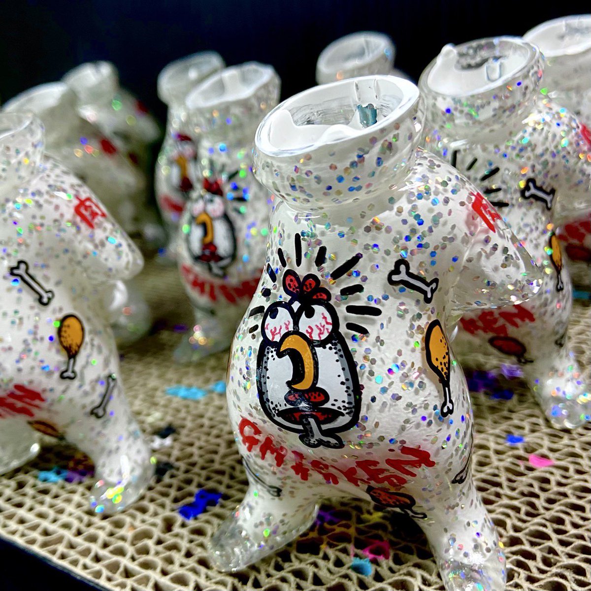 ワンフェスにて販売させていただくスペシャルブッタくん🍗💪🏻
ラメ素体にニワトリを描いております🤗
コケコッコー🐔🔈
そしてなんと…‼️
今回のワンフェスでは１点物のスペシャルコラボブッタくんの抽選販売もございます‼️続報お待ちください‼️

#WF2026W #banshubuddha  #ソフビ