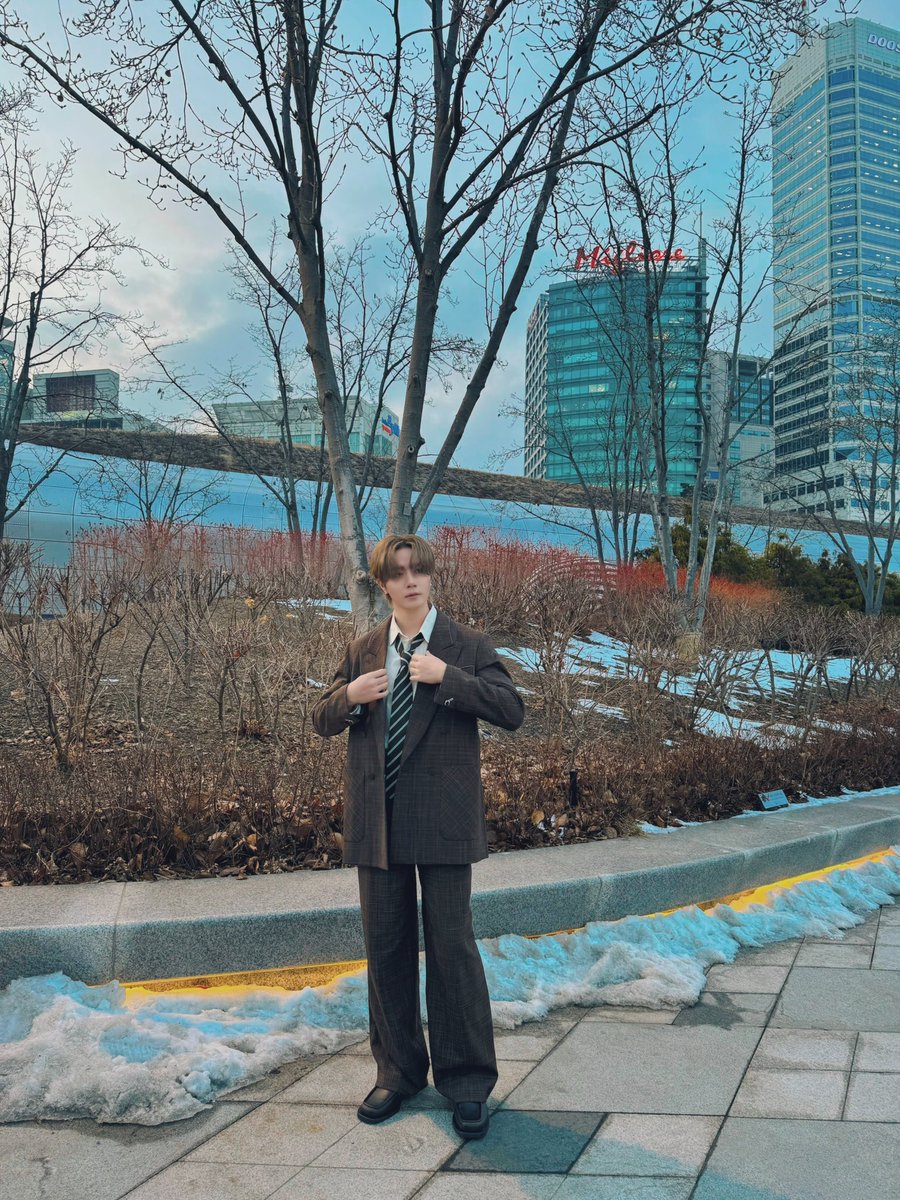 Walking through winter like a main character.
#MÜNNXZeePruk
#SeoulFashionWeek