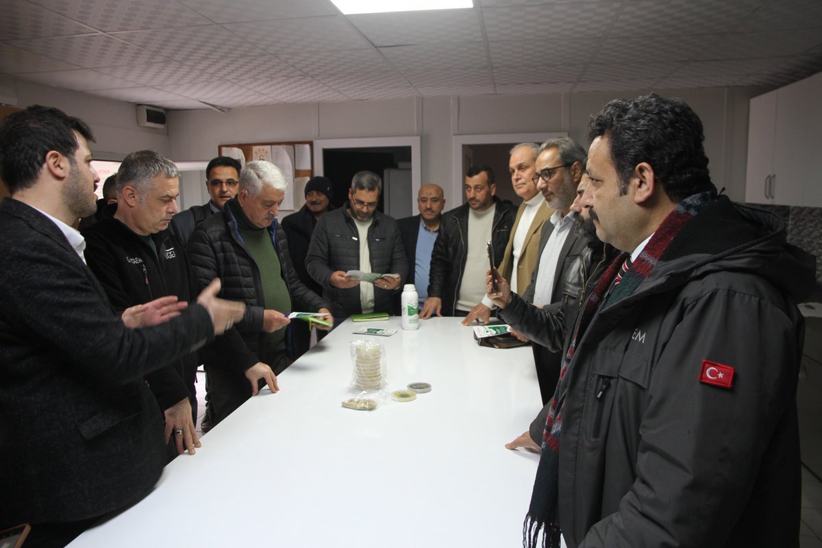 "Suriye Tarımsal Araştırmalar Genel Müdürü ve FAO yetkilileri Enstitümüzde! 🌾 Tohumculuk çalışmaları ve saha uygulamaları hakkında teknik incelemelerde bulundular. Ortak proje imkanları ve tarımsal araştırma faaliyetlerinde iş birliği konuları ele alındı 💡 #tarım #isbirligi