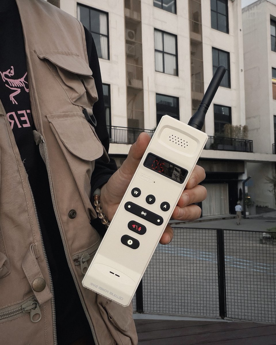 TROZK_US's tweet photo. Your brick phone has more battery than your phone 🔋😌
#trozk #tech #powerbank #gadget #Retro https://t.co/0TUUArymbp