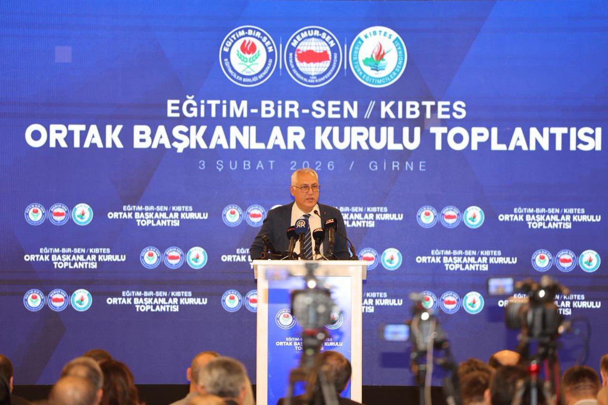 _aliyalcin_'s tweet photo. Eğitim-Bir-Sen olarak  [KIBTES] Kıbrıs Türk Eğitimciler Sendikası ile birlikte gerçekleştirdiğimiz Ortak Başkanlar Kurulumuz Başladı

Kardeş sendikamız  KIBTES’in ev sahipliğinde birlikte düzenlediğimiz Ortak Başkanlar Kurulu Toplantımızın, tarihin dönüm noktasında,özgürlüğün, direncin ve varoluş destanının yazıldığı KKTC’de gerçekleşiyor olması önemli.

Kıbrıs’ın eğitimi, geleceği açısından KIBTES’in ne kadar önemli olduğunun, emperyalizme karşı insanlık mücadelesinde KIBTES’le kurduğumuz kardeşliğin değerinin farkındayız.

Aynı geleceğe baktığımız Kıbrıs Türk Eğitimciler Sendikası KIBTES’le 2016’dan beri kurduğumuz kardeşlik bağlarını kurumsallaştırdık, kardeşlik sınır tanımaz anlayışıyla Memur-Sen çatısı altında güçlerimizi birleştirdik. KIBTES’in kapasitesi artıyor, her geçen gün daha fazla kurumsallaşıyor, gelişiyor, güçleniyor.

Dün, Enosis hülyası peşinde koşanlar Kıbrıs’ta ‘Kanlı Noel’ adı verilen katliamda 364 kardeşimizi şehit etmişti.

Ayvasıl, Kumsal, Türkeli, Limasol, Gazimağusa, Geçitkale ve daha nice yerlerde yaptıkları katliamlarda 1600’den fazla kardeşimize kıydılar. Köyleri zorla boşalttılar. O günler mücahitlerimizin kahramanca direnişi ve Türk Silahlı Kuvvetleri’nin yaptığı Kıbrıs Barış Harekatı ile elhamdülillah geride kalmıştır.

Kıbrıs, nasıl ki Türkiye ile birlikte ortak geleceğe yürüyorsa; Eğitim-Bir-Sen ve KIBTES’te emek mücadelesinde ortak ideallere, güçlü dayanışma ile birlikte yarınlara yürüyecektir.