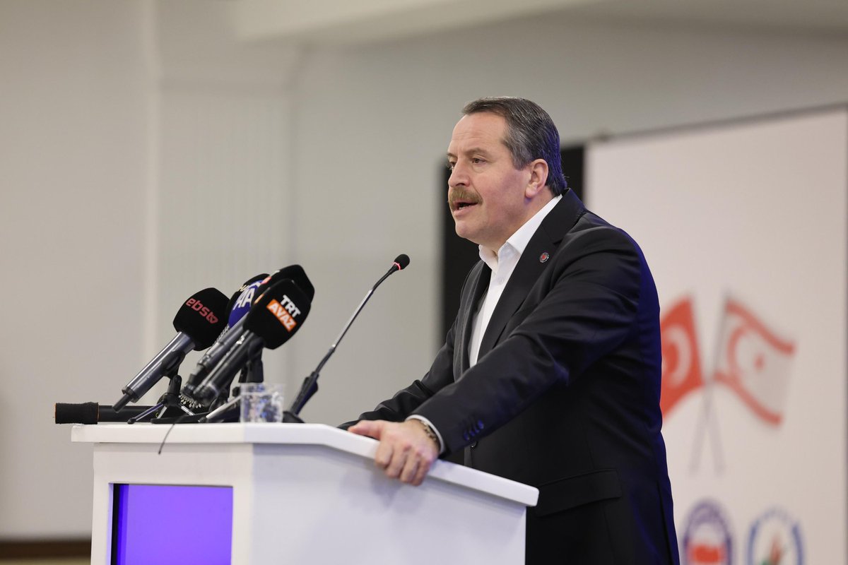 _aliyalcin_'s tweet photo. Eğitim-Bir-Sen olarak  [KIBTES] Kıbrıs Türk Eğitimciler Sendikası ile birlikte gerçekleştirdiğimiz Ortak Başkanlar Kurulumuz Başladı

Kardeş sendikamız  KIBTES’in ev sahipliğinde birlikte düzenlediğimiz Ortak Başkanlar Kurulu Toplantımızın, tarihin dönüm noktasında,özgürlüğün, direncin ve varoluş destanının yazıldığı KKTC’de gerçekleşiyor olması önemli.

Kıbrıs’ın eğitimi, geleceği açısından KIBTES’in ne kadar önemli olduğunun, emperyalizme karşı insanlık mücadelesinde KIBTES’le kurduğumuz kardeşliğin değerinin farkındayız.

Aynı geleceğe baktığımız Kıbrıs Türk Eğitimciler Sendikası KIBTES’le 2016’dan beri kurduğumuz kardeşlik bağlarını kurumsallaştırdık, kardeşlik sınır tanımaz anlayışıyla Memur-Sen çatısı altında güçlerimizi birleştirdik. KIBTES’in kapasitesi artıyor, her geçen gün daha fazla kurumsallaşıyor, gelişiyor, güçleniyor.

Dün, Enosis hülyası peşinde koşanlar Kıbrıs’ta ‘Kanlı Noel’ adı verilen katliamda 364 kardeşimizi şehit etmişti.

Ayvasıl, Kumsal, Türkeli, Limasol, Gazimağusa, Geçitkale ve daha nice yerlerde yaptıkları katliamlarda 1600’den fazla kardeşimize kıydılar. Köyleri zorla boşalttılar. O günler mücahitlerimizin kahramanca direnişi ve Türk Silahlı Kuvvetleri’nin yaptığı Kıbrıs Barış Harekatı ile elhamdülillah geride kalmıştır.

Kıbrıs, nasıl ki Türkiye ile birlikte ortak geleceğe yürüyorsa; Eğitim-Bir-Sen ve KIBTES’te emek mücadelesinde ortak ideallere, güçlü dayanışma ile birlikte yarınlara yürüyecektir.