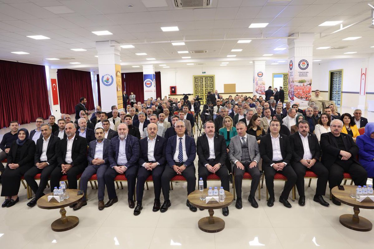 _aliyalcin_'s tweet photo. Eğitim-Bir-Sen olarak  [KIBTES] Kıbrıs Türk Eğitimciler Sendikası ile birlikte gerçekleştirdiğimiz Ortak Başkanlar Kurulumuz Başladı

Kardeş sendikamız  KIBTES’in ev sahipliğinde birlikte düzenlediğimiz Ortak Başkanlar Kurulu Toplantımızın, tarihin dönüm noktasında,özgürlüğün, direncin ve varoluş destanının yazıldığı KKTC’de gerçekleşiyor olması önemli.

Kıbrıs’ın eğitimi, geleceği açısından KIBTES’in ne kadar önemli olduğunun, emperyalizme karşı insanlık mücadelesinde KIBTES’le kurduğumuz kardeşliğin değerinin farkındayız.

Aynı geleceğe baktığımız Kıbrıs Türk Eğitimciler Sendikası KIBTES’le 2016’dan beri kurduğumuz kardeşlik bağlarını kurumsallaştırdık, kardeşlik sınır tanımaz anlayışıyla Memur-Sen çatısı altında güçlerimizi birleştirdik. KIBTES’in kapasitesi artıyor, her geçen gün daha fazla kurumsallaşıyor, gelişiyor, güçleniyor.

Dün, Enosis hülyası peşinde koşanlar Kıbrıs’ta ‘Kanlı Noel’ adı verilen katliamda 364 kardeşimizi şehit etmişti.

Ayvasıl, Kumsal, Türkeli, Limasol, Gazimağusa, Geçitkale ve daha nice yerlerde yaptıkları katliamlarda 1600’den fazla kardeşimize kıydılar. Köyleri zorla boşalttılar. O günler mücahitlerimizin kahramanca direnişi ve Türk Silahlı Kuvvetleri’nin yaptığı Kıbrıs Barış Harekatı ile elhamdülillah geride kalmıştır.

Kıbrıs, nasıl ki Türkiye ile birlikte ortak geleceğe yürüyorsa; Eğitim-Bir-Sen ve KIBTES’te emek mücadelesinde ortak ideallere, güçlü dayanışma ile birlikte yarınlara yürüyecektir.