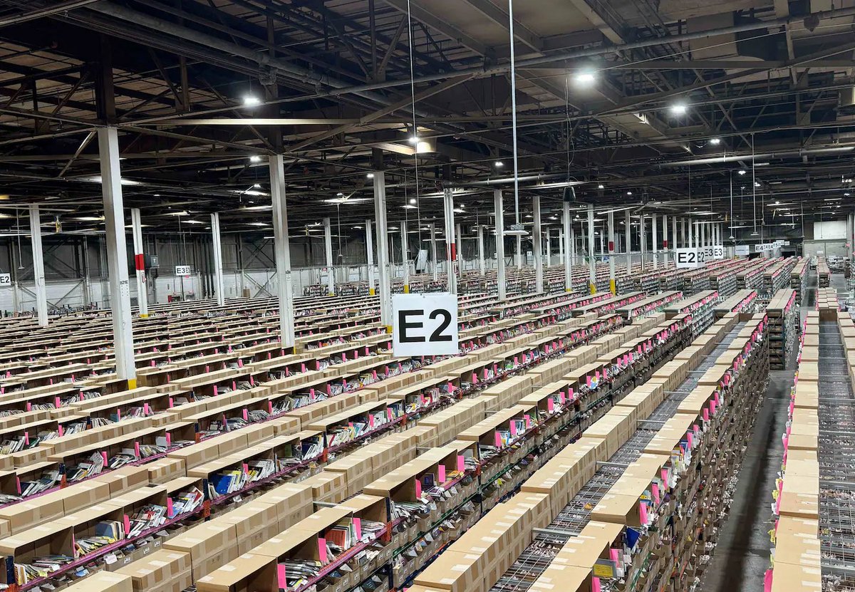 📚 Anthropic "파나마 프로젝트"

워싱턴포스트에서 입수한 이 사진은 이건 법원에 제출된 자료 중에 하나.

AI 기업 Anthropic은 수백만 권의 책을 어디에서 스캔하고 폐기했나.

이 창고에서는 수백만 권에 이르는 책을 한곳에 모아두고,

제본을 뜯어내 고속 스캐너로 페이지를 일일이 디지털화한