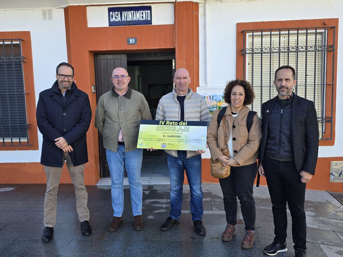 Hoy entregamos a El Garrobo el reconocimiento como ganador del "IV Reto del Reciclaje" junto a <a href="/ecoembes/">Ecoembes</a> 🥇.
Dentro de poco los vecinos y vecinas del municipio disfrutarán de un merecido premio por su labor de reciclaje en el contenedor amarillo🧴🥫. 
short.do/iIj3S0