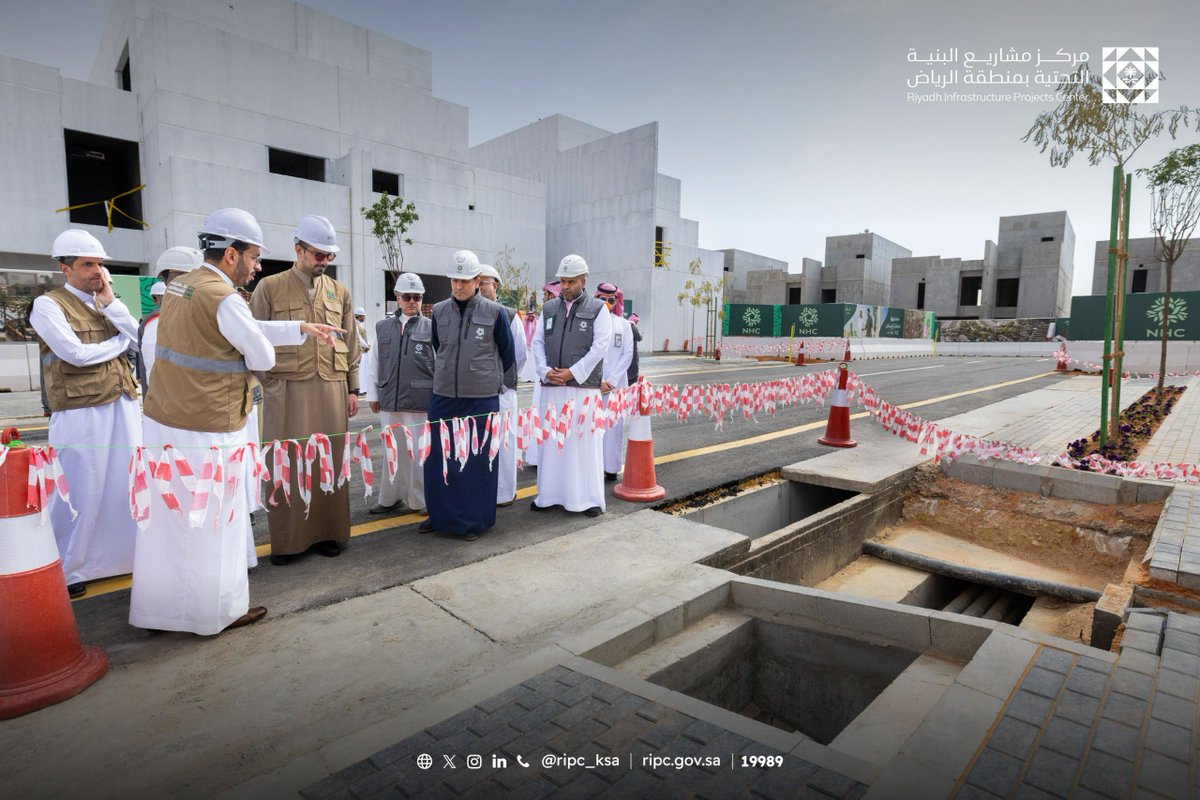 AJELNEWS24's tweet photo. لتقليل الحفريات المتكررة في الأحياء..

سمو رئيس مجلس إدارة مركز مشاريع البنية التحتية يطّلع على أول تجربة عملية لممرات خدمات البنية التحتية في أحد المخططات السكنية.

- https://t.co/lbyqj5CDB6