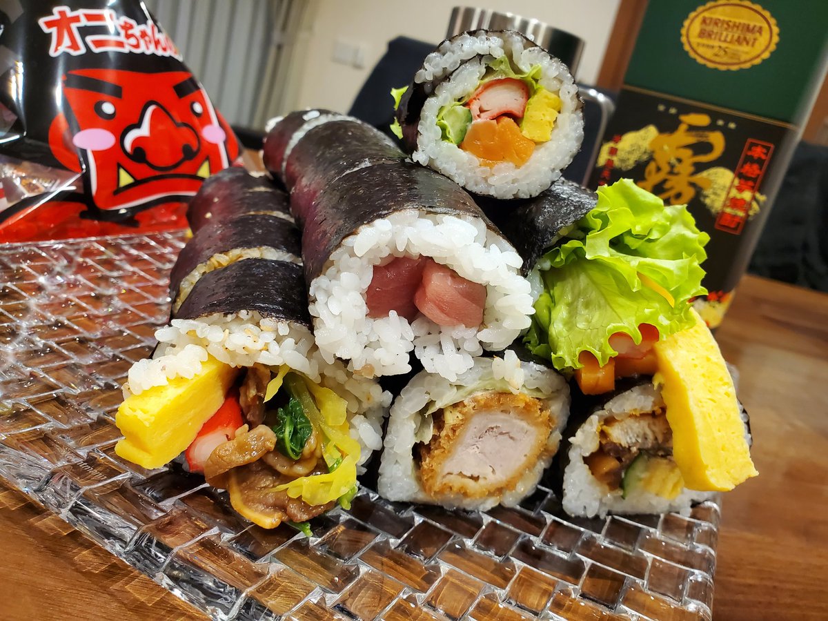 yuna_graffiti's tweet photo. 節分👹
恵方巻き大量に買ってきました❗
いまから食らいつきます
乾杯🍻
#晩酌 #節分 #海鮮 #寿司 #焼酎 #宅飲み
#おうちごはん https://t.co/6QlHzWZAoJ
