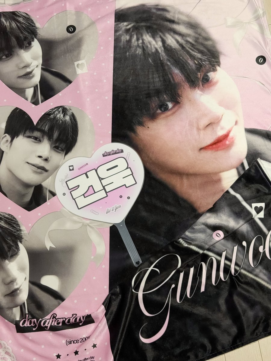 오늘 담요가 집으로 와서 펼쳐놓고 감상하다가
썅 이건 안되겠다 싶어가지고 슬로건도 제작왈료했어요…. 너무 예쁘다고요…🩷💚🩷💚ㅜㅜ