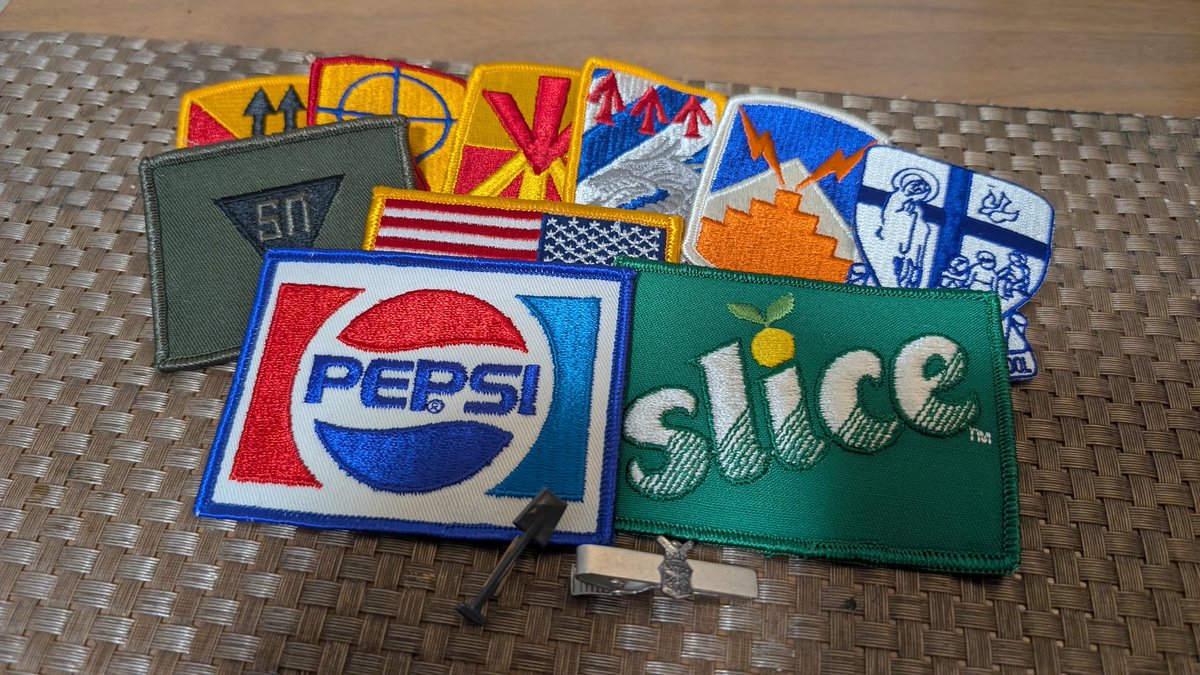 フードも届いた、これで全部揃った揃ったM-65フィッシュテールパーカ。
リジェクト品だったのである程度想定してたけど、アクリルファーガチガチ過ぎてちょっとエマールとかで洗ってもう少し柔らかくしたい。
あと送料合わせで買ったワッペンとピンズ類。
しばらくこればっか着ると思う。