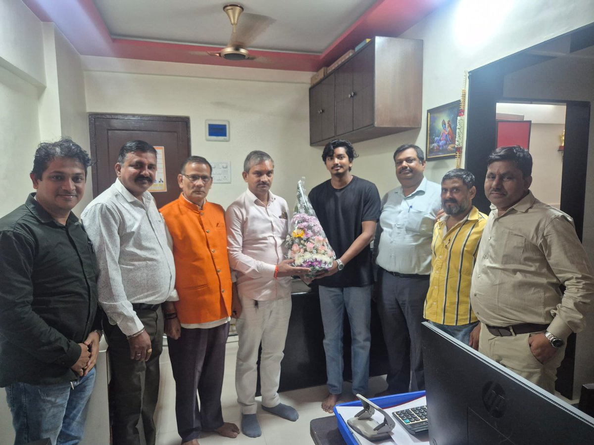 धूमधाम से मनाया गया जन्मदिन 
#भारत वैभव पार्टी के संस्थापक और राष्ट्रीय कार्यकारिणी के सदस्य #रमेश पाण्डेय जी का जन्मदिन #अंधेरी स्थित पार्टी के प्रधान कार्यालय पर बड़े ही हर्षोल्लास धूमधाम से मनाया गया 
पार्टी कार्यालय पर कार्यालय प्रभारी #दिव्यांशु मिश्रा जी ने पुष्पगुच्छ देकर