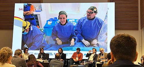 HGUVALENCIA's tweet photo. La cardióloga del @HGUVALENCIA Eva Rumiz lleva a cabo en directo un caso de intervencionismo coronario complejo en el congreso Complac @shci_sec  https://t.co/Az5NPdSxwi https://t.co/BDS5AtFDpr