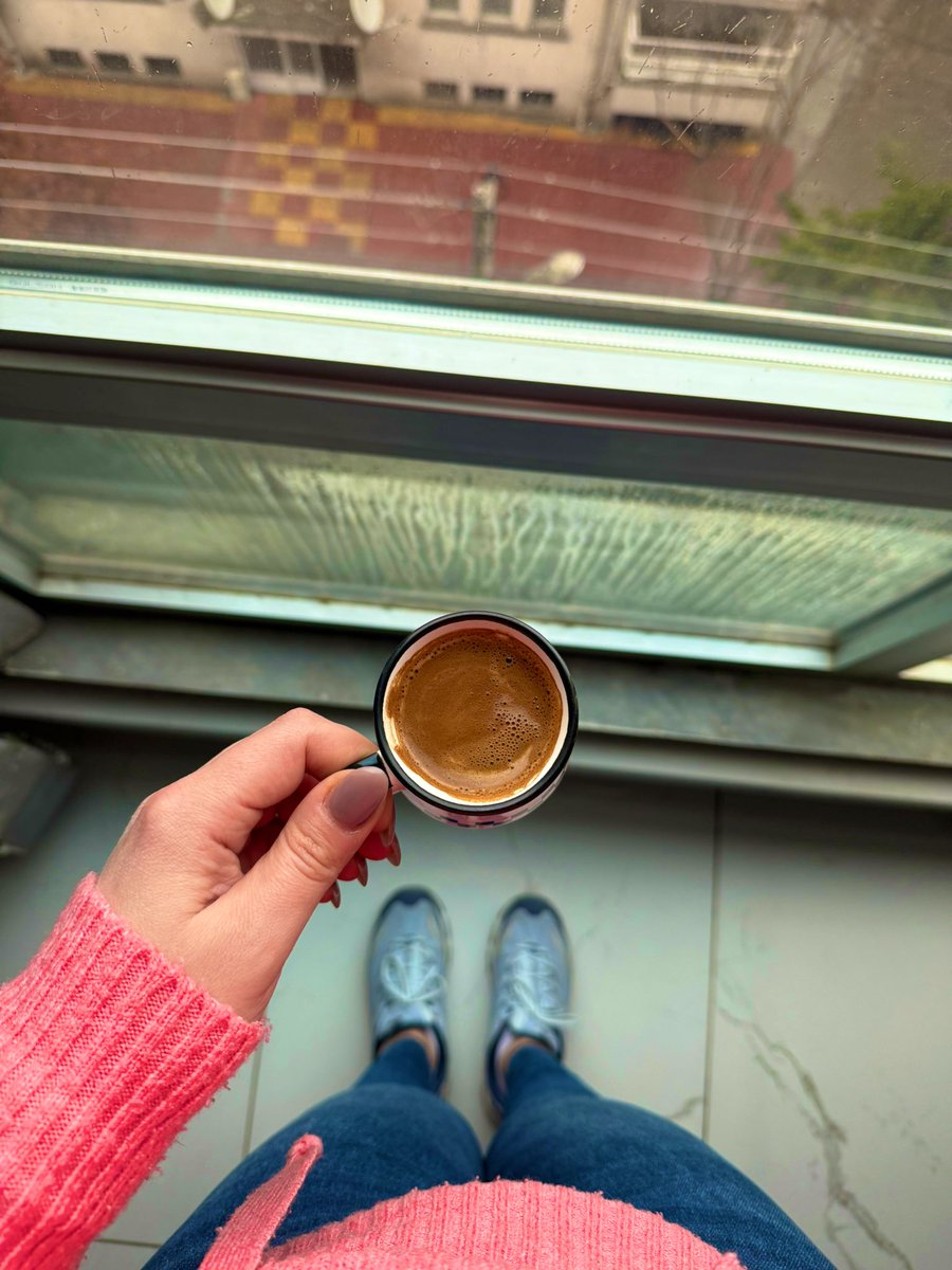 Bu hayatta kimseyi memnun edemezsin. 
Al kahveni, bak keyfine. 

#salı 🌸