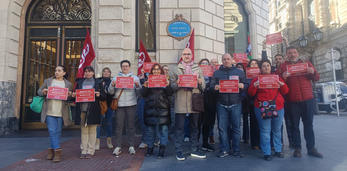 BASTA YA de exprimir a la plantilla ❗️
Hoy en #Bilbao  reivindicamos una Mesa de Diálogo para abordar:Retribución Variable, Paga de Beneficios, mejorar Clima Laboral
#BastaYaDePresion #BeneficiosParaLaPlantilla #CCOO #CCOOCaixaBank