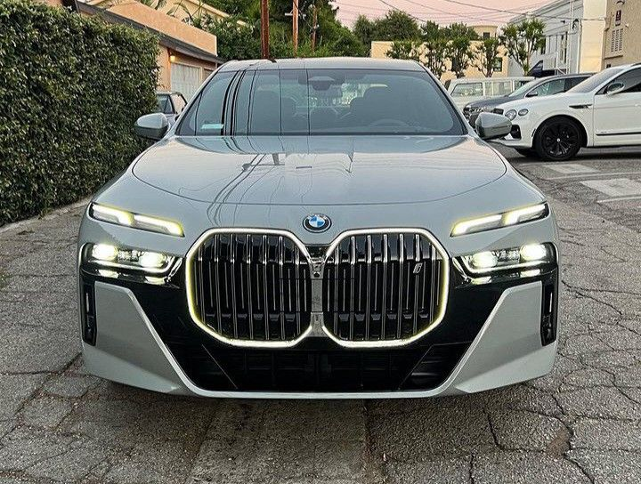 _robertryan's tweet image. There is a specific kind of silence in the cabin that makes the city feel like a silent movie playing out behind the glass. Every time I step out, I’m genuinely surprised by how loud the real world actually is.