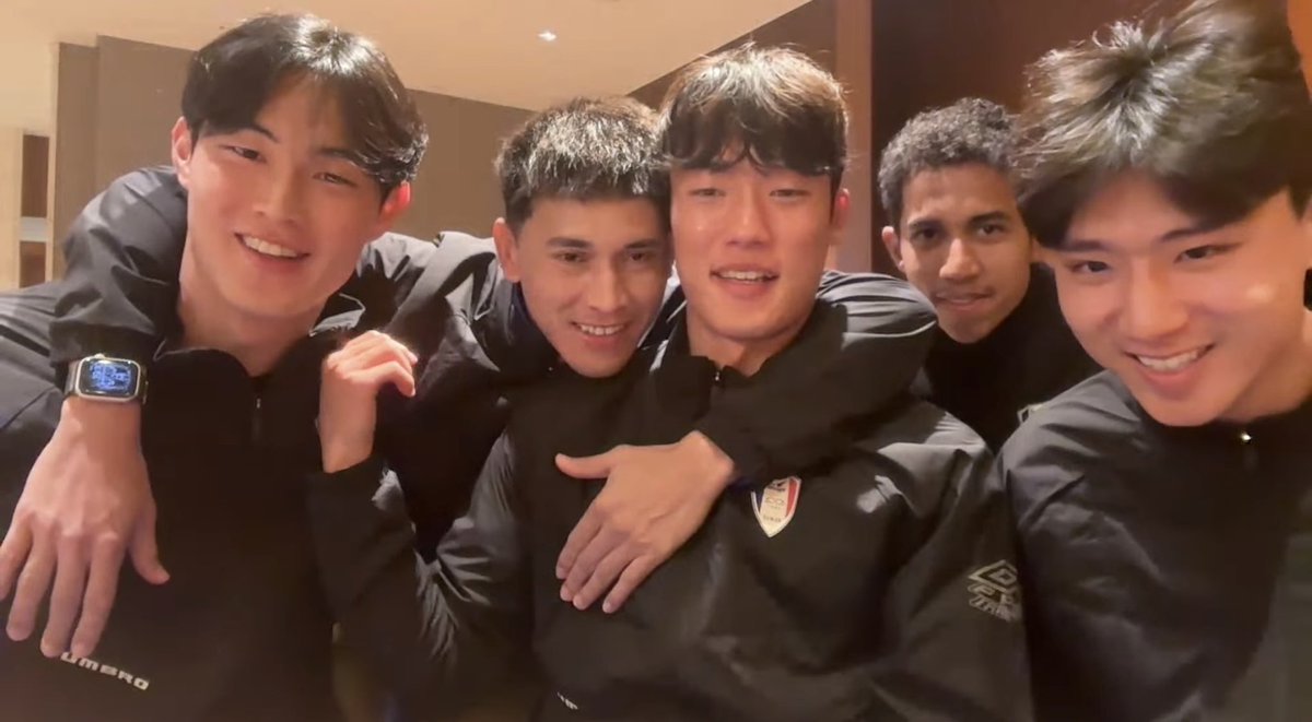 블루윙즈 가좍 다같이 모여있을 때가 너무 ㄱㅇㅇ 🫰🏻🫰🏻🫰🏻🫰🏻