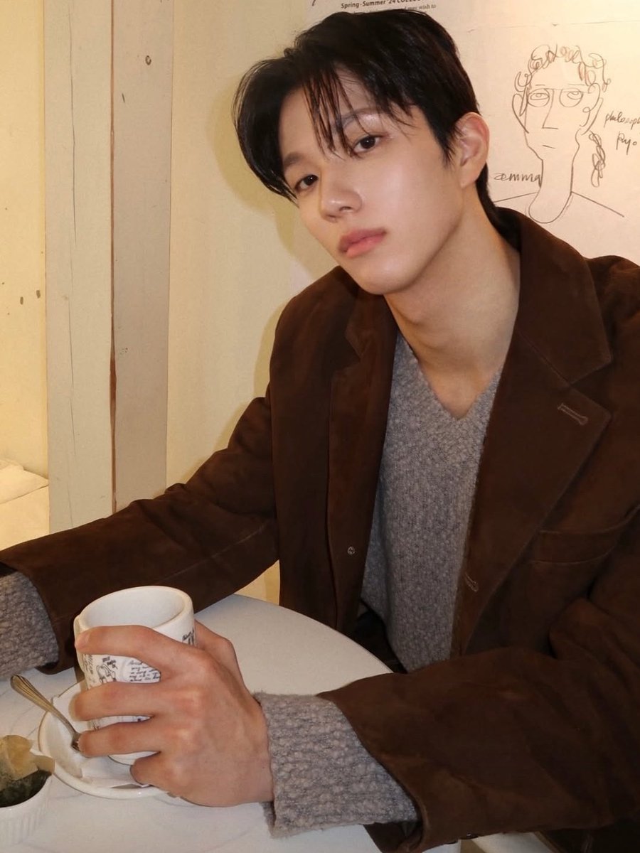 dollzyshhh's tweet image. as a former shipper of hyunji and yoosik, this is really getting me likee...both posted a photo in their story 🤭

#TransitLove4