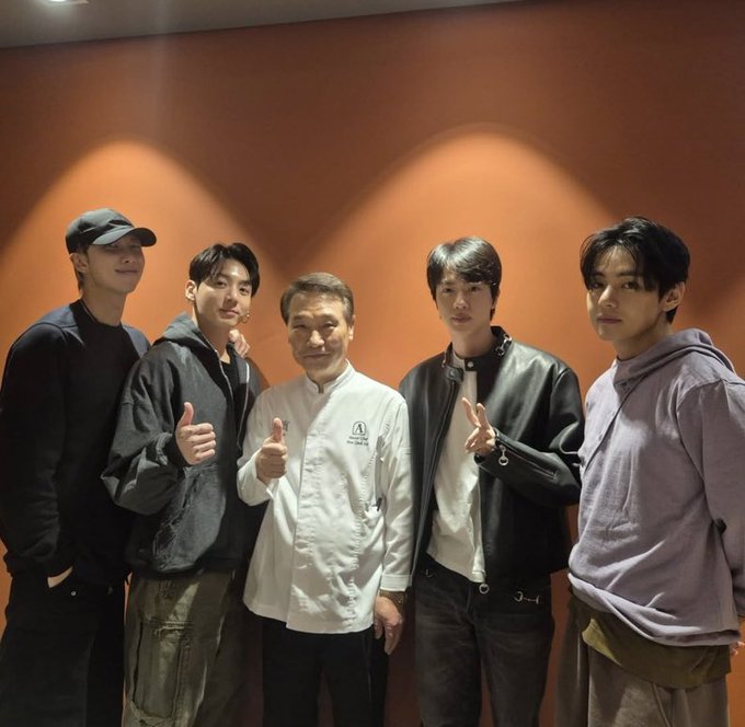 mhereonlyforbts's tweet image. CHEF HOU POSTED A PIC WITH NAMJOON,SEOKJIN,TAEHYUNG AND JUNGKOOK WITH THE CAPTION:

👤: with the global stars ⭐️⭐️⭐️⭐️
(I'm a fan too😭😭)

HES SO REAL😭🫶