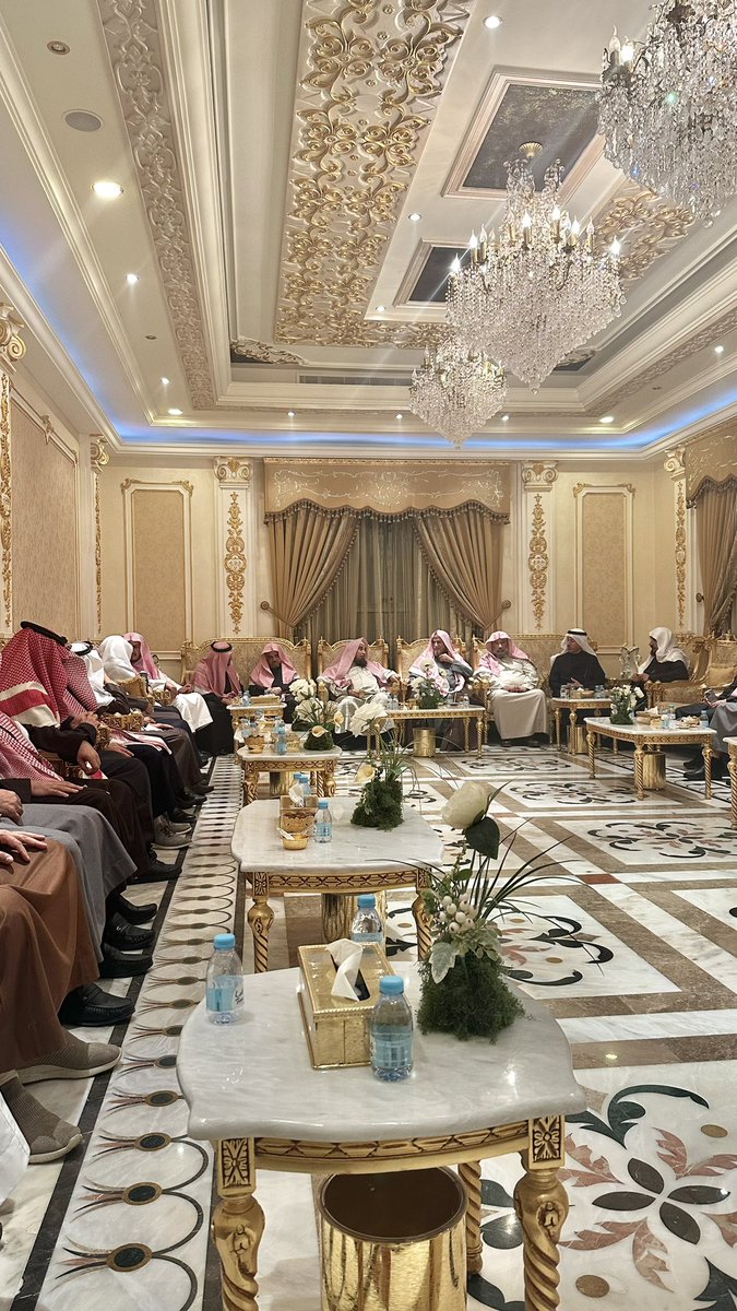 PersonalHamad's tweet photo. تشرف معالي الشيخ/ عبد العزيز بن صالح الحميد باستضافة معالي الشيخ الدكتور/ صالح بن عبد الله بن حميد، إمام وخطيب الحرم المكي وعضو هيئة كبار العلماء، في منزله بمدينة الرياض، بحضور عدد من أعيان المجتمع.

نتقدم بخالص الشكر والتقدير لكل من شرفنا بالحضور الكريم، سائلين الله أن يديم هذه اللقاءات المباركة.