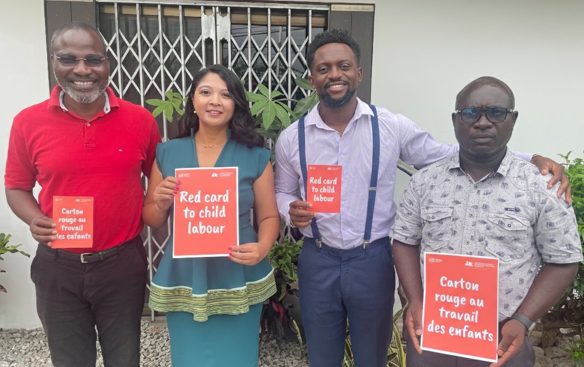 Raise your voice, hold up the red card ! 

Help protect children, support families, and accelerate action to end child labour worldwide.
Take a photo with the red card, post it online, and challenge others to act.
#EndChildLabour

Discover our actions here :