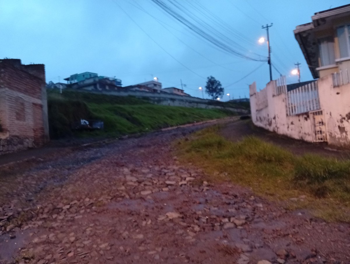 Es increíble que se intervenga una vía que prácticamente está en excelentes condiciones, cuando a tres cuadras de aquello, la gente aún soporta lodazales, señor alcalde <a href="/pabelml/">Pabel Muñoz L.</a>.